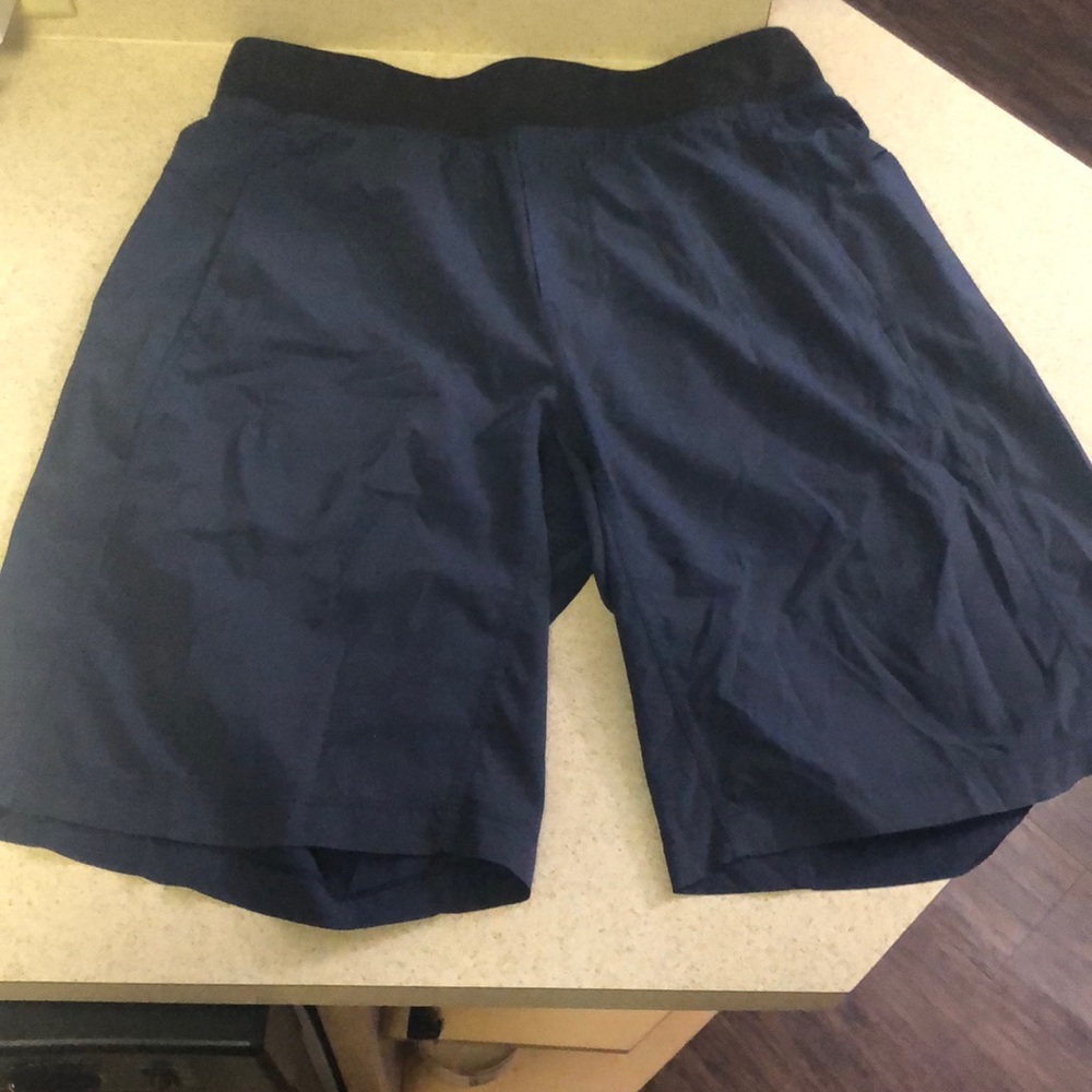 Mens Lululemon large core short 11” inseam, linerless, blue.